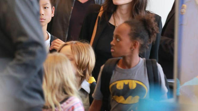 Семейство Джоли-Питт летает эконом-классом