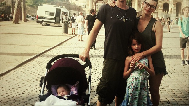 Мила Йовович показала трогательные семейные фото с отдыха в Италии