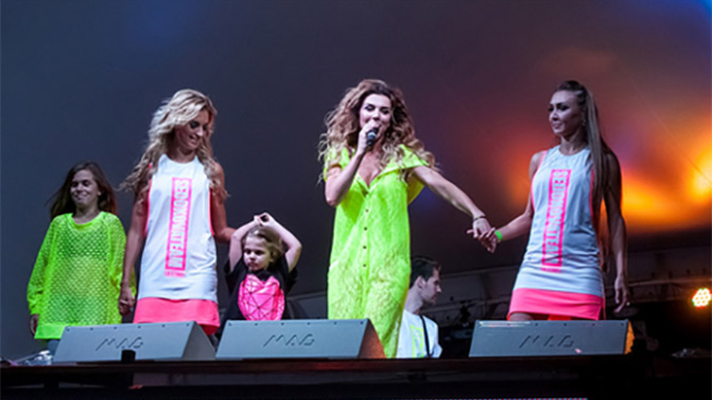 Анна Седокова впервые вывела дочерей на сцену