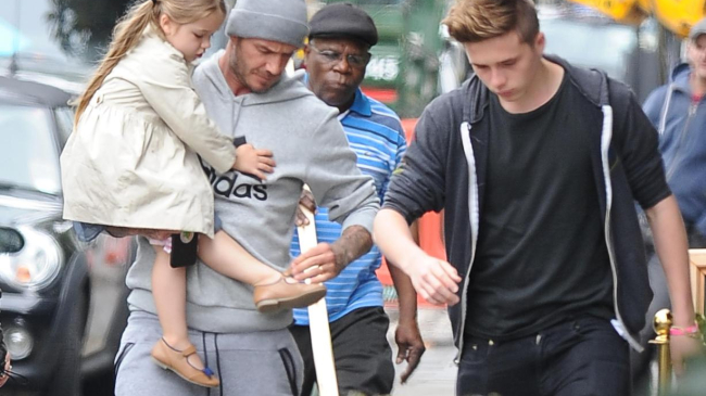 Маленькая Золушка: как Харпер Бекхэм с папой гуляла