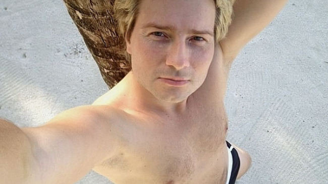 Poza intima din dormitorul lui Nicolai Baskov. Cum s-a fotografiat artistul cu iubita