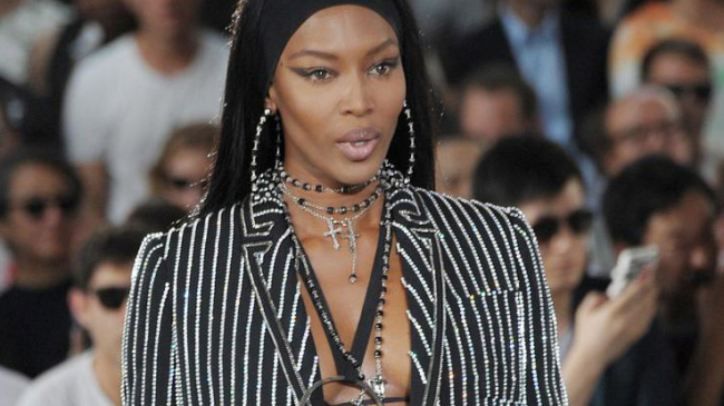 Вот что значит супермодель! 45-летняя Наоми вышла на подиум в белье