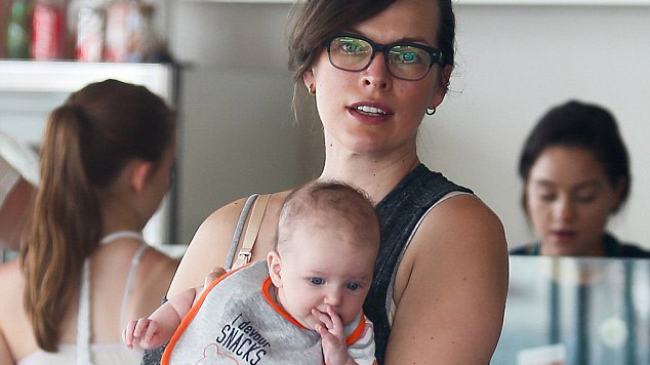 Мила Йовович показалась на людях со своей трехмесячной крохой-дочерью