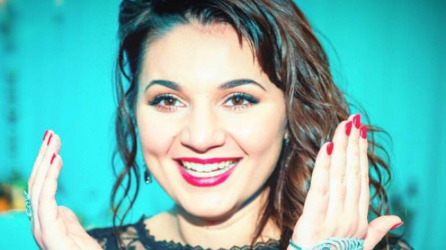 Cristy Rouge în rol de prezentatoare. Află ce va purta în finala unui show!