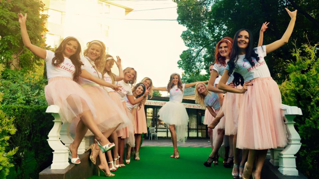 Tatiana Heghea a dat petrecere de burlăcițe! Cum s-au îmbrăcat ea și invitatele – FOTO