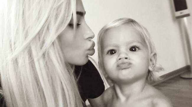 Алена Шишкова учит дочь делать губы «уточкой» для селфи