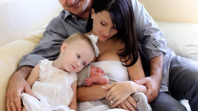 Алек и Хилария Болдуин показали трогательные кадры с новорожденным сыном