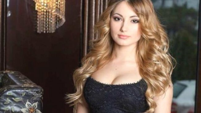 Miss ULIM, topless, intr-o sedinta incendiara! Vezi cat de HOT a pozat Felicia Munteanu - FOTO