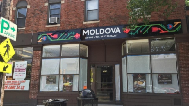 Restaurant moldovenesc, în Boston, cu zeamă, mămăliga, plăcinte, sarmale și cușma lui Guguță