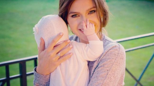 Лена Темникова впервые вывезла дочь за границу