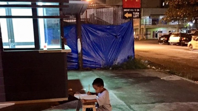 Этот малыш делал уроки прямо на улице при свете витрины! Всего одно фото перевернуло его жизнь