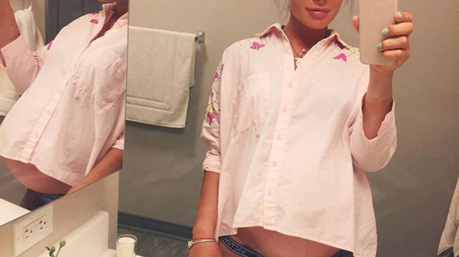 Саша Зверева учит готовить «волшебный смузи» из плаценты