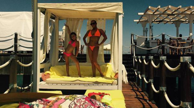 9-летняя Ариадна Волочкова копирует маму и смело позирует в бикини