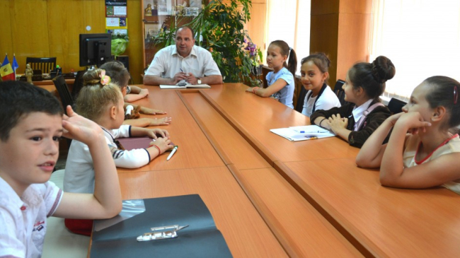 Copiii l-au luat la întrebări pe primarul de Ungheni