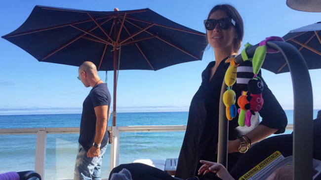 Знаменитые красавицы, ставшие мамами в этом году