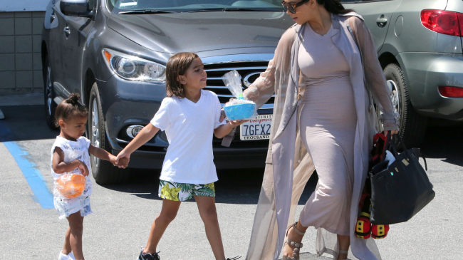 Беременная Ким Кардашьян наконец отказалась от каблуков