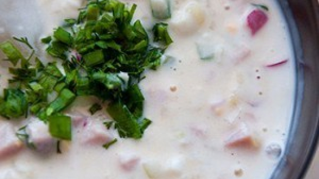 Trei rețete de okroshkă pe bază de chefir, cvas și apă minerală