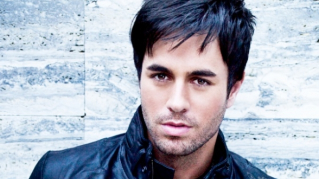 Enrique Iglesias, asaltat de o fana care a vrut sa il sarute