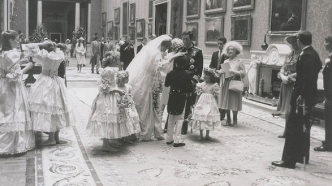 Неизвестные фото со свадьбы принцессы Дианы продадут на аукционе