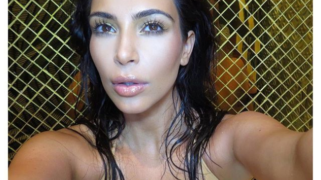 Ким Кардашьян подарила поклонникам обнаженную грудь