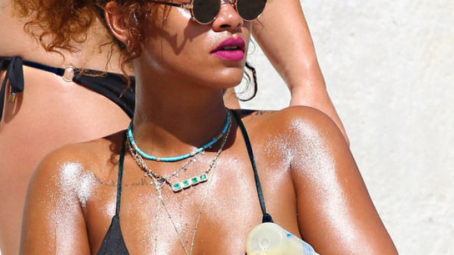 Рианна покормила новорожденного детеныша обезьяны на пляже