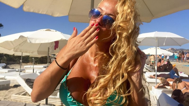 Anda Adam, in costum de baie in a sasea luna de sarcina