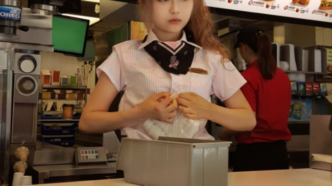 Toata lumea se inghesuie la un McDonalds din Taiwan ca s-o vada pe una din vanzatoare