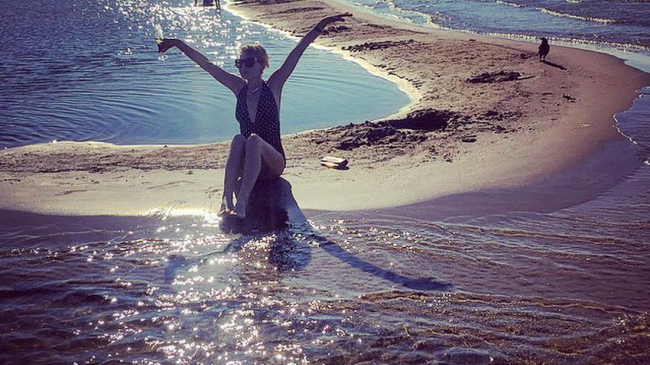 Рената Литвинова показала фигуру в купальнике