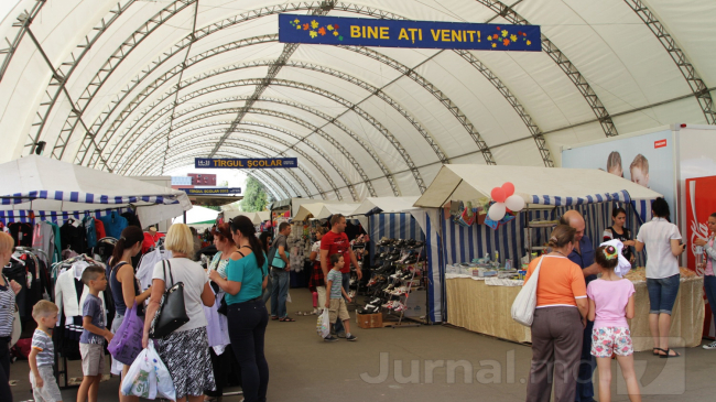 Forfotă mare la Târgul de mărfuri şi produse pentru şcoală „SCHOOL FAIR” (Foto)