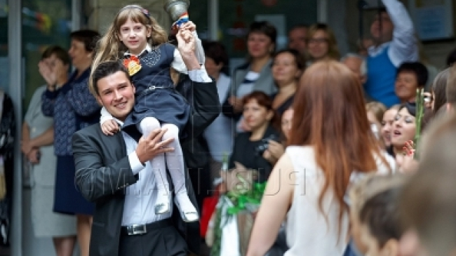 Primul sunet de clopoţel răsună în şcolile din ţară