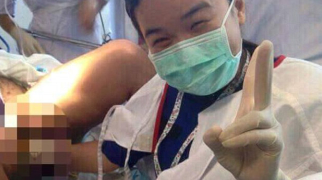 Гинеколог сделала фото прямо во время родов пациентки