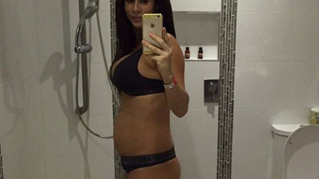 Фитнес-модель показала, как выглядела ее фигура на второй день после родов