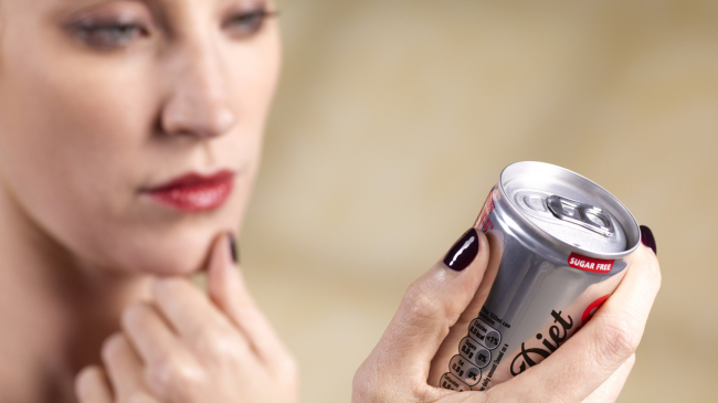 Диетологи выяснили, почему напитки с низким содержанием сахара мешают похудеть