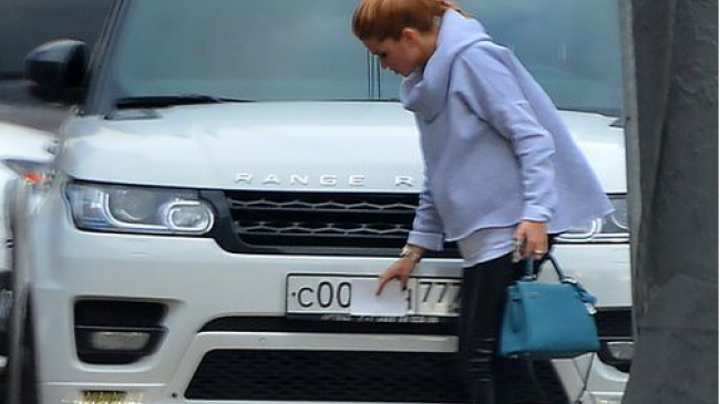 Ксения Бородина прячет номера автомобиля, чтобы не платить за парковку