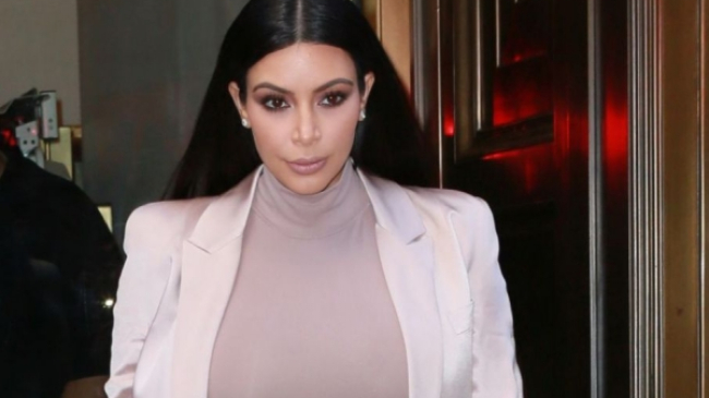 Rochia pe care putine gravide ar indrazni sa o poarte. Cum a iesit Kim Kardashian in oras