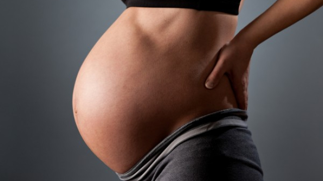 Что делать в случае преждевременного излития вод при доношенной беременности (37+ недель)?