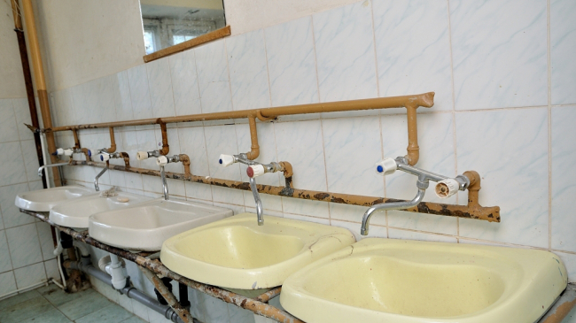 В общежитиях столичного медицинского колледжа студенты моются в тазиках