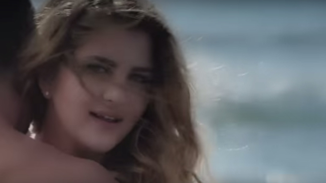 Певица Dara снялась топлес в своем новом клипе