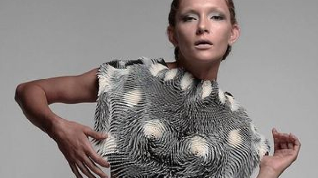 Создана женская накидка, трансформирующаяся под взглядом мужчин