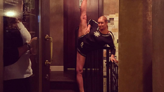 Волочкова разбила ногой люстру, сделав вертикальный шпагат в ресторане