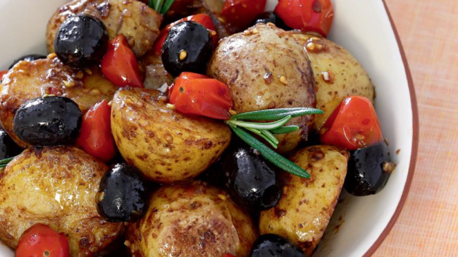 Salată caldă de cartofi și roșii cherry