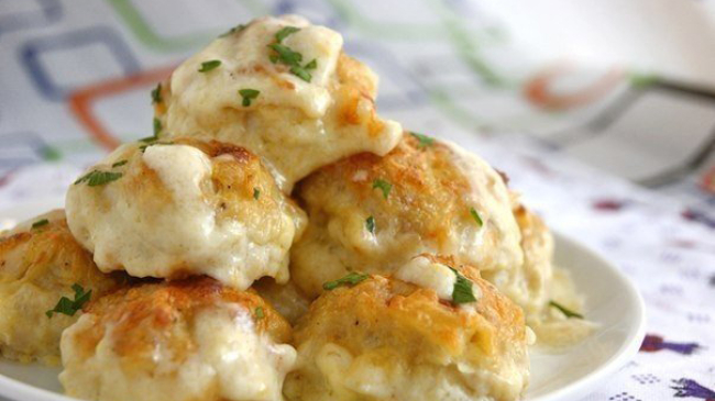 Нежные куриные шарики в сырно-сливочном соусе