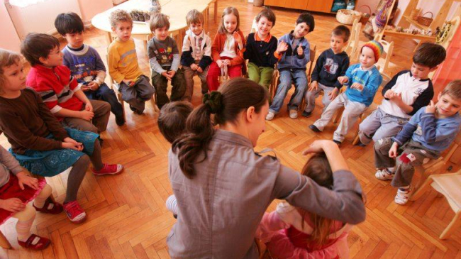 В столичных детсадах не хватает нянек и помощников воспитателей