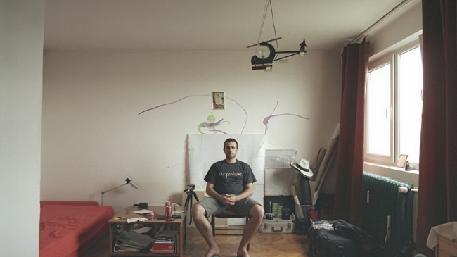 Эти люди живут в 10-этажке друг над другом. Давайте сравним их быт!