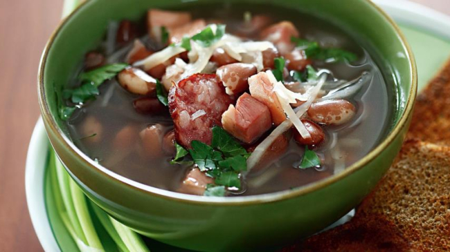 Суп из пестрой фасоли с копченостями