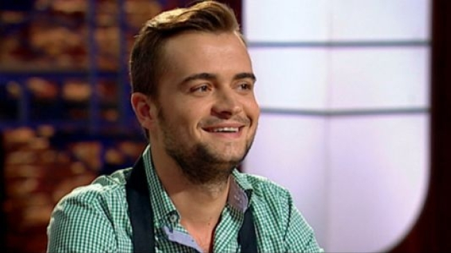 Catalin Josan s-a apucat de pus muraturi. Vezi cum se pregateste interpretul pentru iarna