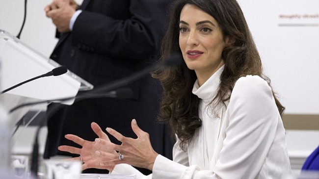 Amal Clooney renunta la verigheta. Afla motivul care a determinat-o sa nu mai poarte inelul