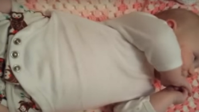 Iată care este rolul croiului suprapus în zona umerilor la hăinuțele bebelușilor