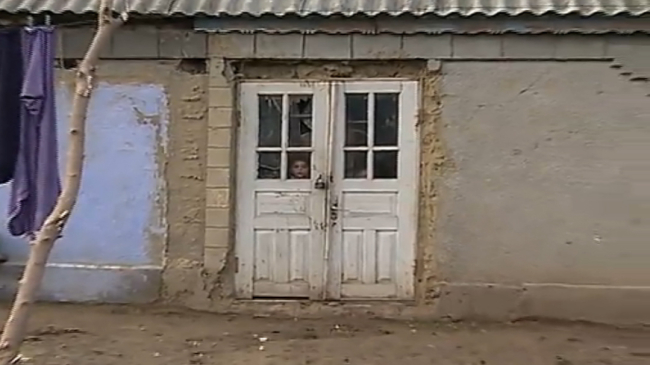 Мать с шестью детьми живет в разваливающемся доме после смерти мужа