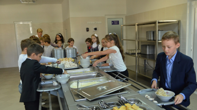 Питание по системе «шведский стол» обеспечивается в 58 школах столицы
